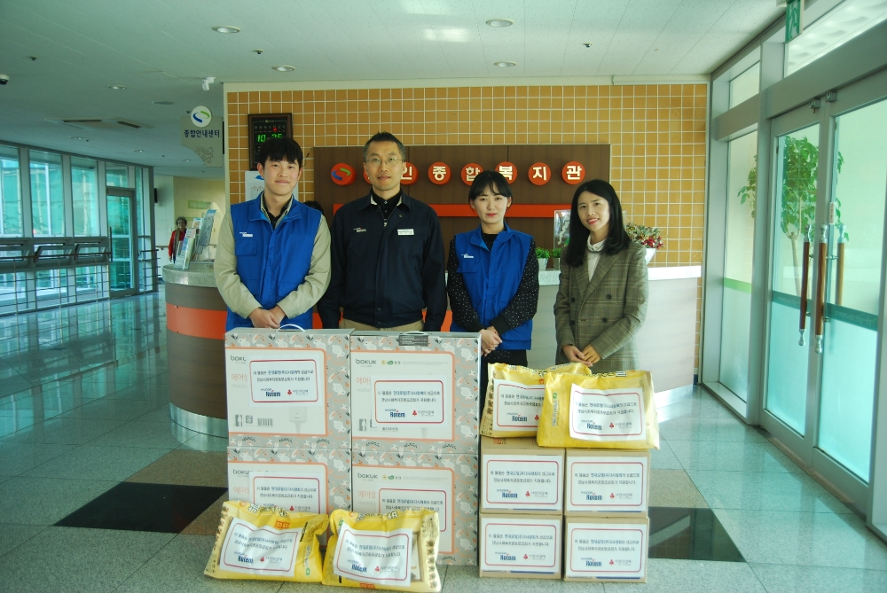 현대로템 3사랑회가 저소득가정에 겨울용품을 전달하고 기념촬영. (사진제공=경남사랑의열매)