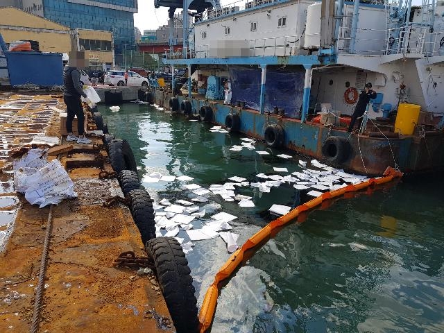 선박기름유출 긴급방제를 하고있다.(사진제공=부산해양경찰서)