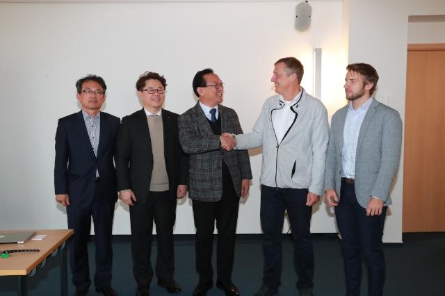 송철호 울산시장이 악수를 나누고 있다. (사진제공=울산시)