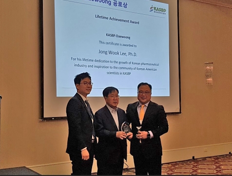 재미한인제약인협회(KASBP)가 ‘2018 KASBP 추계 심포지엄’에서 대웅제약 이종욱 고문에게 공로상을 수여했다. (사진=대웅제약)