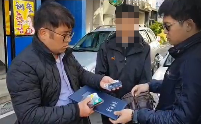 경찰이 피의자를 검거해 증거를 확보하고 있다.(사진제공=창원서부경찰서)