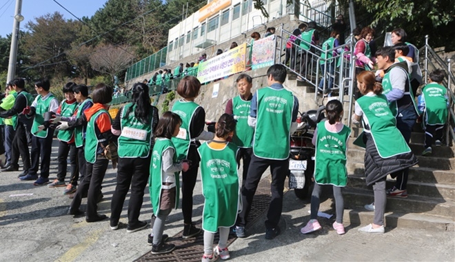 인간띠를 만들어 사랑의 연탄나누기에 참여하고 있다. (사진제공=부산서구)