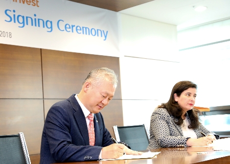 NH투자증권 정영채 사장(왼쪽)이 5일 여의도 본사에서 IDB Invest의 헤마 사크리스탄(Gema Sacristán) 최고운용책임자(CIO)와 양자협력서를 체결하고 있다. (사진=NH투자증권)