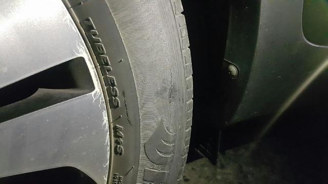 차량타이어를 흉기로 찔러 손괴.(사진제공=부산지방경찰청)