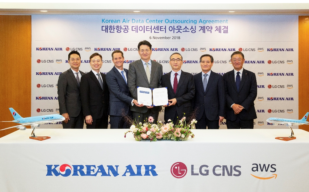 행사에 참석한 관계자들이 기념촬영을 하고 있는 모습 (왼쪽부터 장성현 대한항공 전무, 장정욱 AWS 코리아 대표이사, 에드 렌타 (Ed Lenta) AWS 아시아태평양지역 총괄 디렉터, 조원태 대한항공 사장, 김영섭 LG CNS 사장, 원덕주 LG CNS 전무, 현신균 LG CNS 전무)