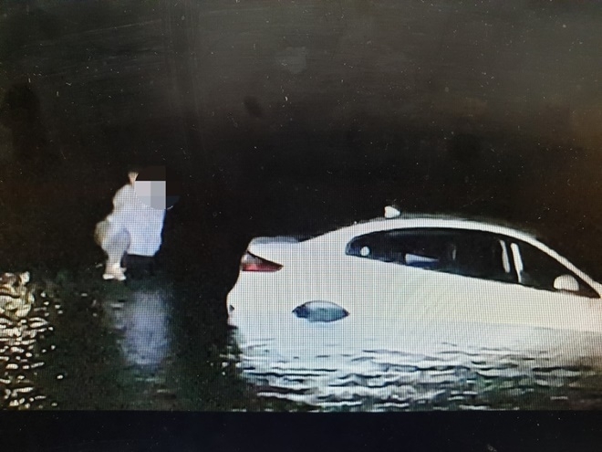 경찰이 운전자를 구조해 나오고 있다.(사진제공=부산지방경찰청)