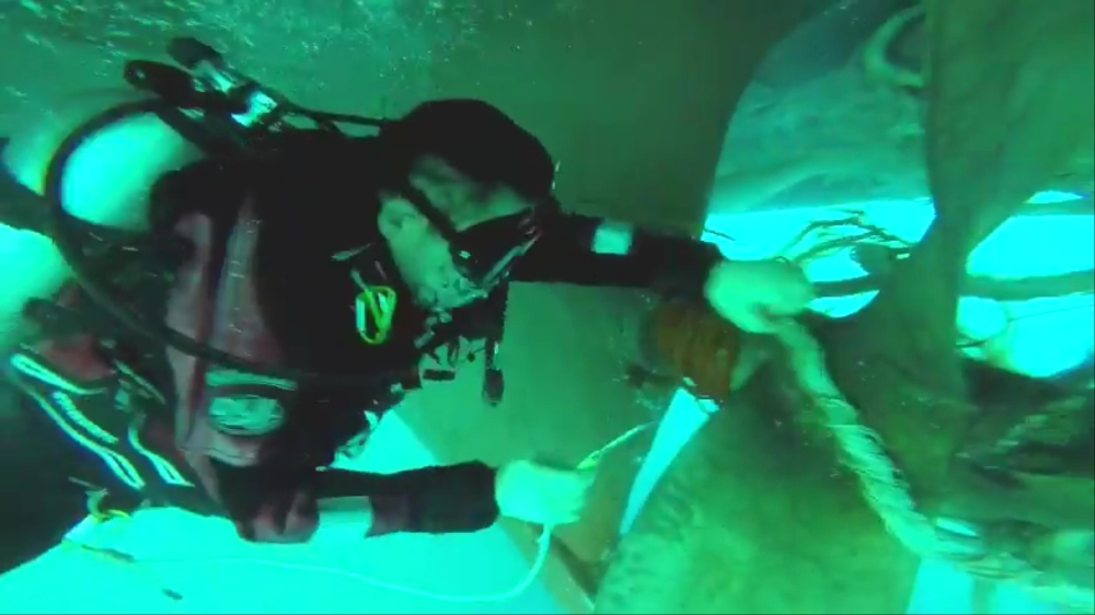 울산해경 잠수요원이 어선 추진기의 로프를 제거하고 있다.(사진제공=울산해양경찰서)