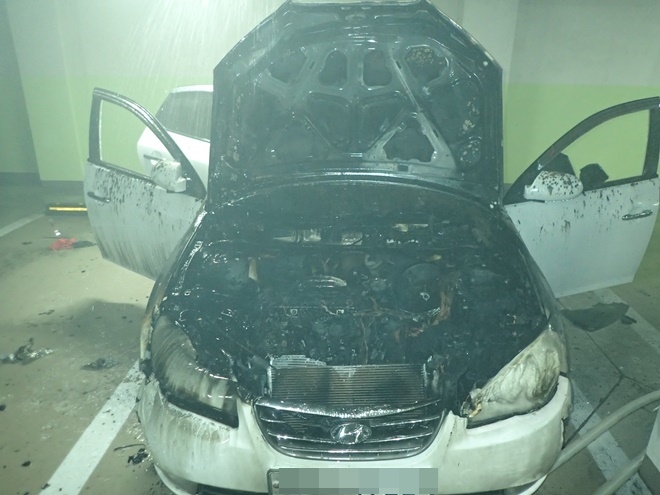 피해차량 보닛화재.(사진제공=부산 동래소방서)