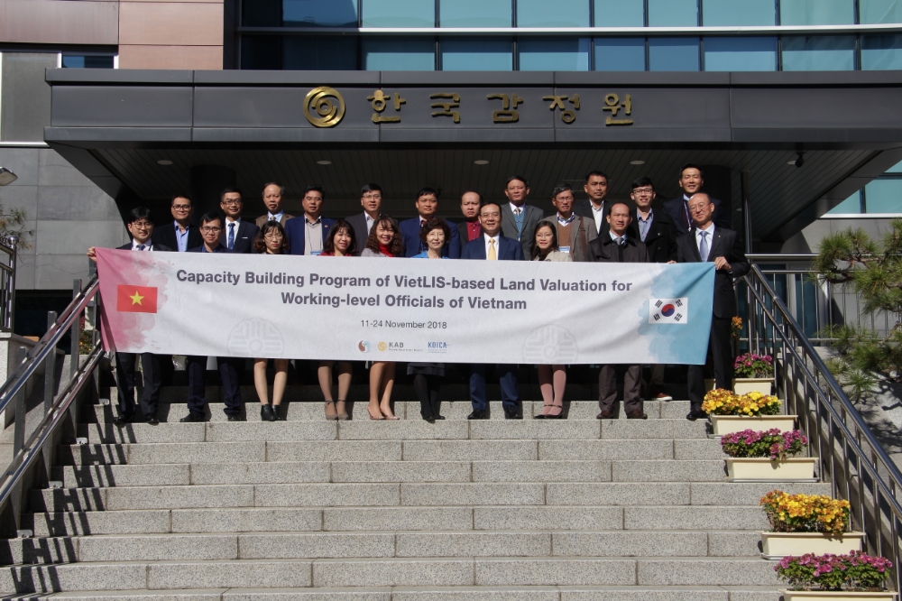 베트남 토지행정 공무원 초청연수 개회식에서 참석자들이 단체사진을 촬영하고 있다.(사진=한국감정원)