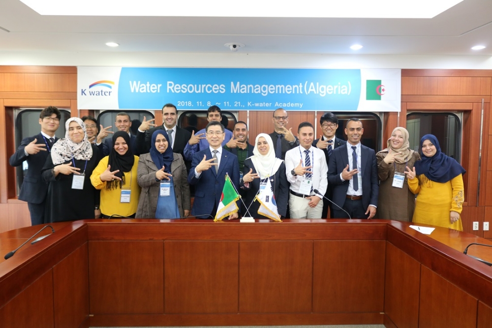 (앞줄 왼쪽 네번째)강우규 한국수자원공사인재개발원장이 기념 촬영을 하고 있다.(사진=한국수자원공사)