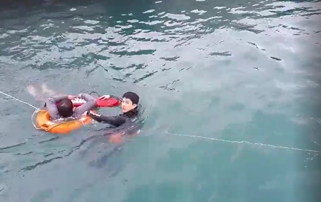 익수자를 구조하고 있다.(사진제공=부산해양경찰서)