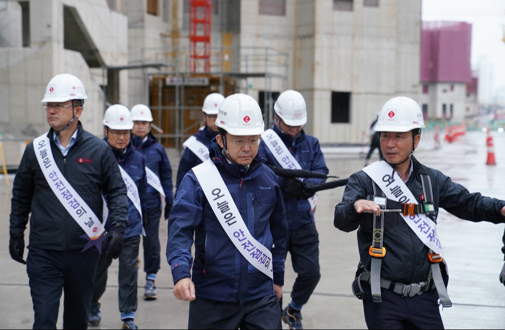 하석주 대표이사(사진 가운데)가 현장을 돌아다니며 점검을 하고 있다.(사진=롯데건설)