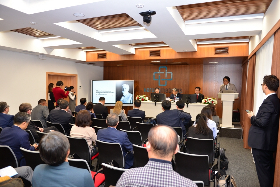 조시현 국제진료소장이 강남세브란스병원의 역사와 현황을 설명하고 있다.(사진=강남세브란스병원)