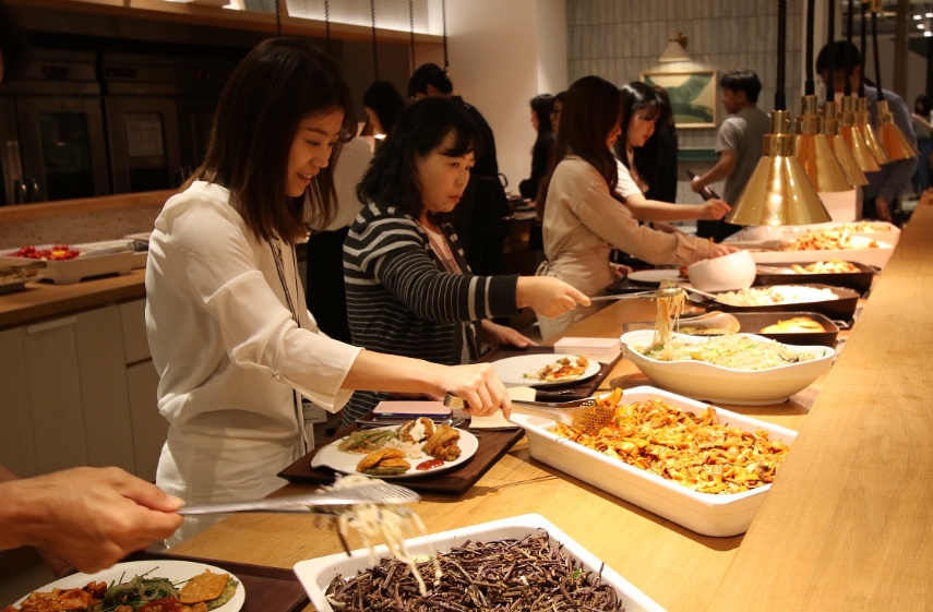 그린테리아 배식 (사진=CJ프레시웨이)