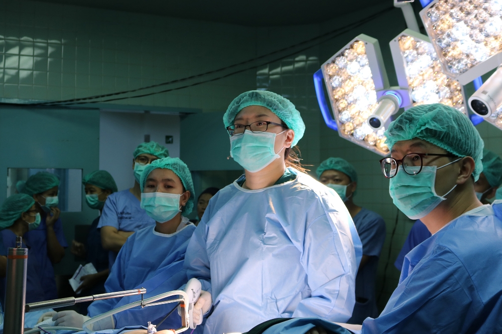서울아산병원 내분비외과 성태연(앞줄 가운데), 김원웅(앞줄 오른쪽) 교수팀이 미얀마에서는 최초로 내시경 갑상선절제술을 시행하고 있다.