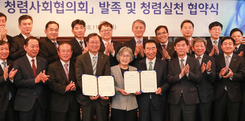 15일 공기업 청렴사회 협의회_첫째줄 세번째부터_전병성 한국환경공단 이사장, 김종갑 한국전력사장(공기업 청렴사회 협의회 의장), 박은정 권익위원장, 이강래 도로공사 사장, 김낙순 한국마사회장, 김형섭 수력원자력 부사장. (사진=마사회)