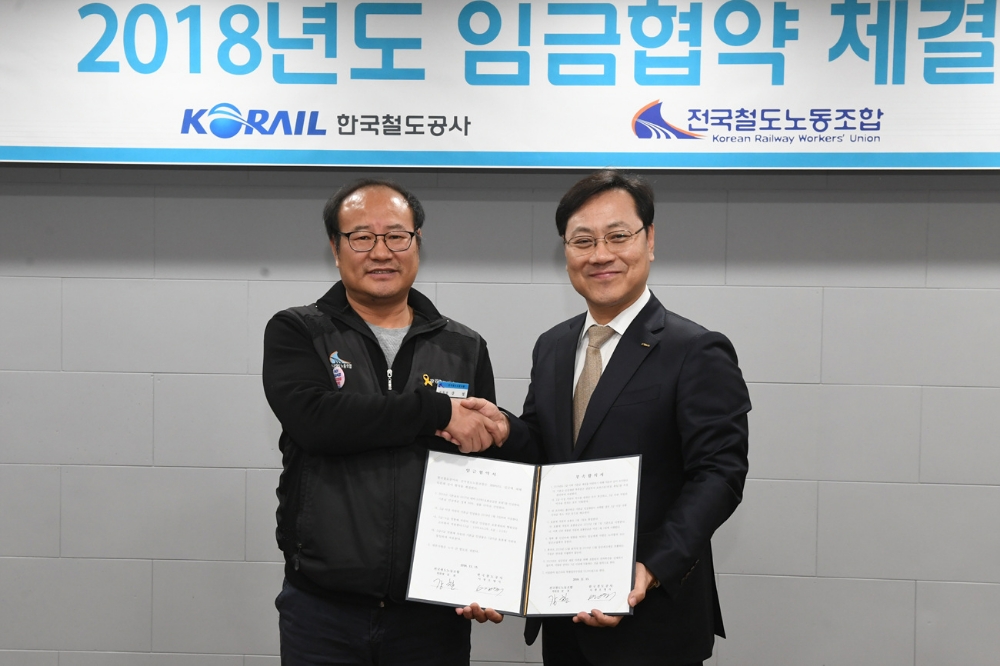 △ 임금협약 체결식에서 기념촬영하는 오영식 코레일 사장(사진 오른쪽)과 강철 전국철도노동조합 위원장(사진=코레일 제공)