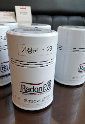 라돈측정기 라돈아이.(사진제공=기장군)