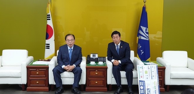 오거돈 부산시장과 정정복 부산시축구협회장(사진우측)이 대화를 나누고 있다.(사진제공=부산시축구협회)