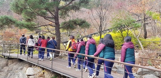 경기도 광주 화담숲으로 사제가 함께 나들이를 하고 있다.(사진제공=법무부 정심여자정보산업학교)