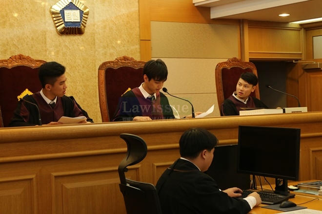부산다문화국제학교 재학생들이 재판과정을 직접 체험하고 있다.