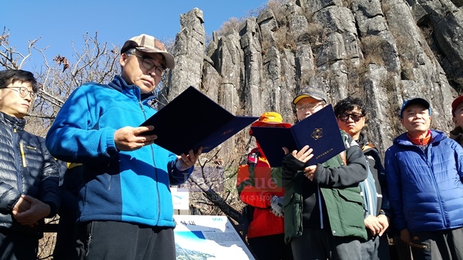 '동서화합·평화통일 기원 공동선언문'을 낭독하고 있다.(사진제공=대구지방변호사회)
