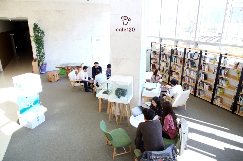 한국국토정보공사(LX·사장 최창학)의 1층 로비에 작고 아름다운 카페를 20일 오픈했다.(사진=한국국토정보공사)