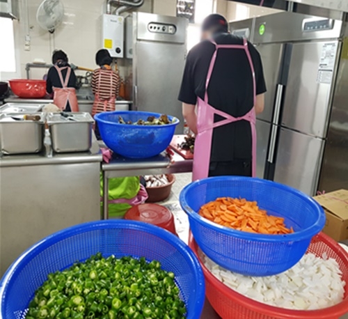 호텔 주방경력의 사회봉사대상자가 특기를 활용해 한식요리를 하고 있다.(사진제공=경주준법지원센터)