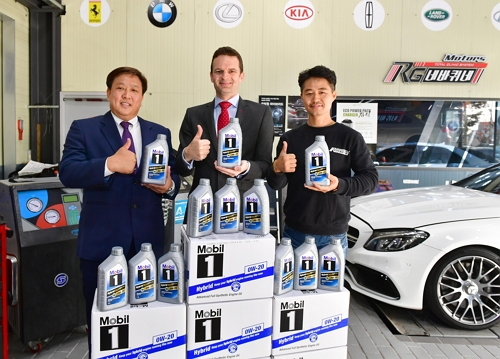 모빌코리아윤활유㈜ 니콜라스 해리스 대표가 Mobil 1 Hybrid 0W-20 출시를 기념해 인천 서구 경서동에 위치한 한 모빌 판매점에서 기념 사진을 촬영하고 있다.(사진=모빌코리아)