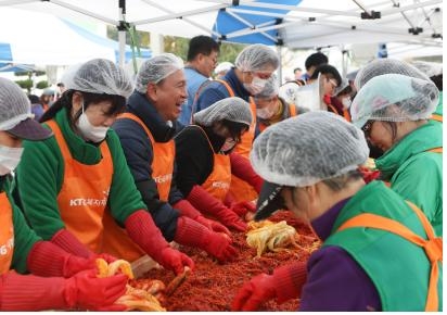 지난 7일, KT&G 천안공장에서 펼쳐진 ‘2018년 사랑의 김장 나눔’ 행사에서 구본영 천안시장(사진 왼쪽에서 세번째)과 KT&G 임직원, 자원봉사자들이 김장김치를 담그는 모습. (사진=KT&G )