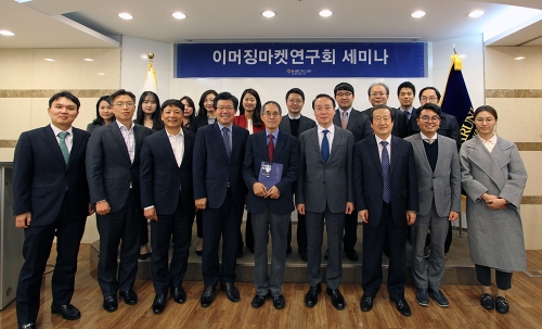 앞줄 왼쪽 세번째부터 장인환 고문, 한명관 변호사, 김형중 교수, 김재호 대표변호사, 김재홍 고문(사진=법무법인 바른 제공)