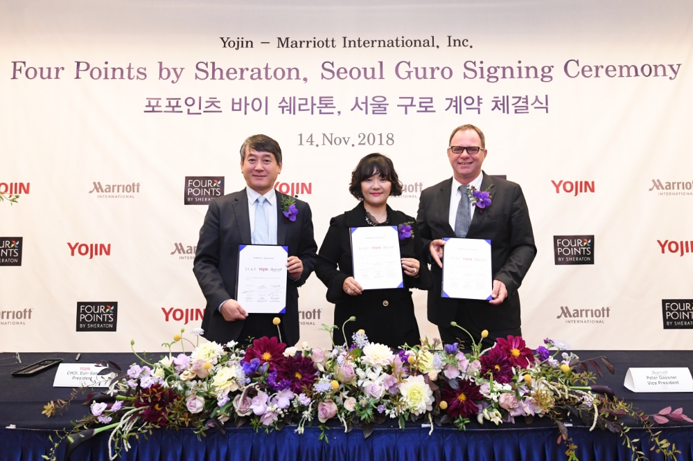 (왼쪽부터)요진건설 최은상 대표, 구로호텔 최지원 대표, 메리어트인터내셔널 피터가스너 아시아태평양 개발담당부사장이 기념촬영을 하고 있다.(사진=요진건설산업)