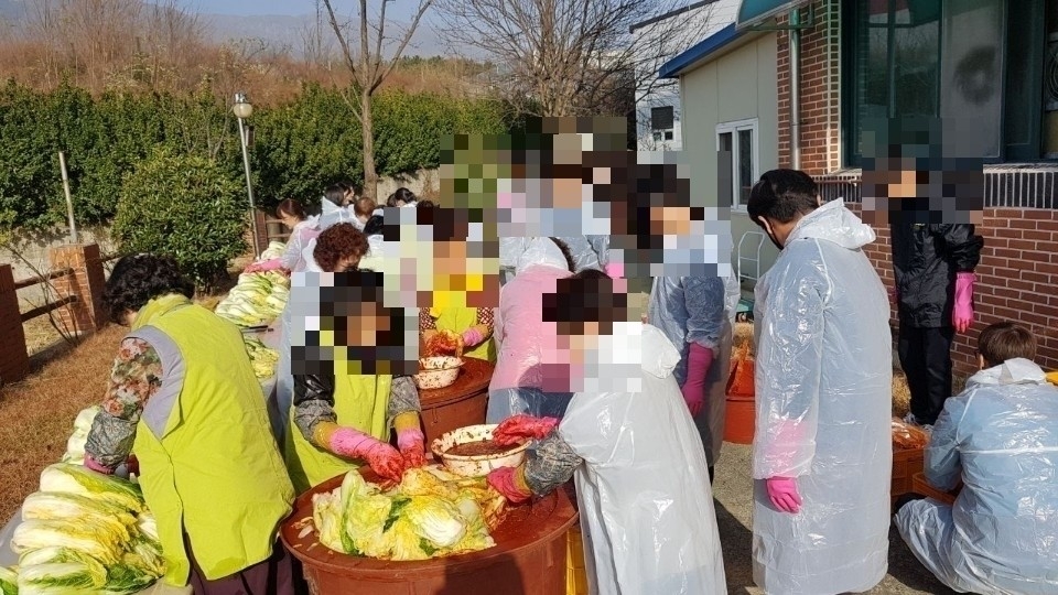사회봉사대상자들이 김장봉사를 지원하고 있다.(사진제공=울산준법지원센터)