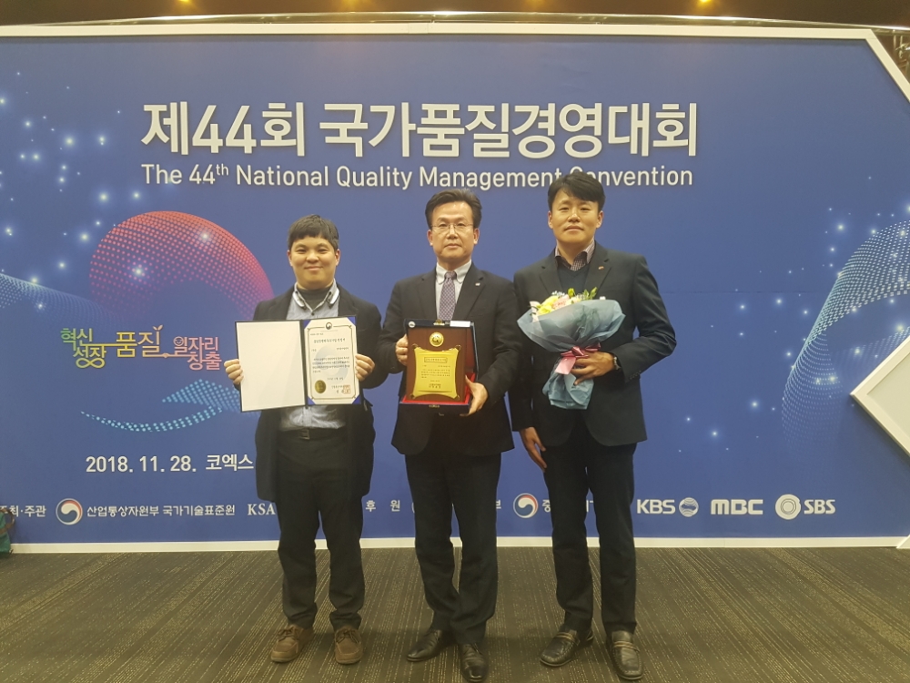 이창열 한국동서발전 안전품질실장(가운데)과 동서발전 직원들이 수상 후 기념촬영을 하고 있다(사진=동서발전 제공)