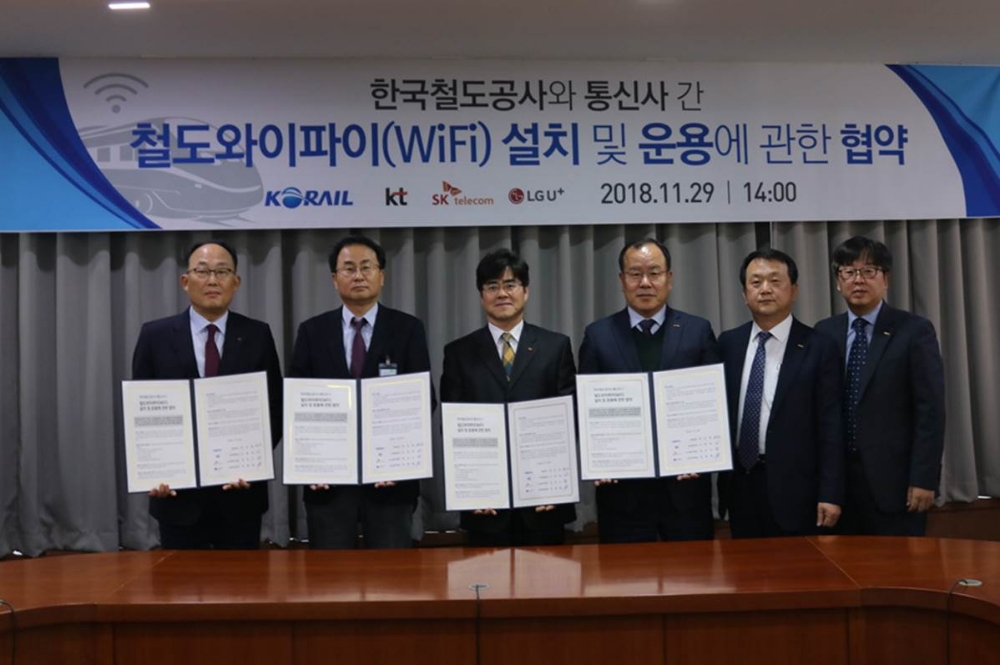 사진 오른쪽 세번째부터 박규한 코레일 기술본부장, 도만희 KT 무선운용센터장, 성진수 SK텔레콤 인프라솔루션그룹장, 안병렬 LG유플러스 수도권인프라담당 상무(사진=코레일 제공)