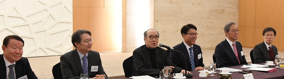 29일, 포스텍 평화연구소와 포스코경영연구원이 공동으로 개최한 '포스텍-포스리 평화포럼'에서 이홍구 전 국무총리가 최근 한반도 정세와 전망에 대해 기조연설을 하고있다. (사진=포스코)