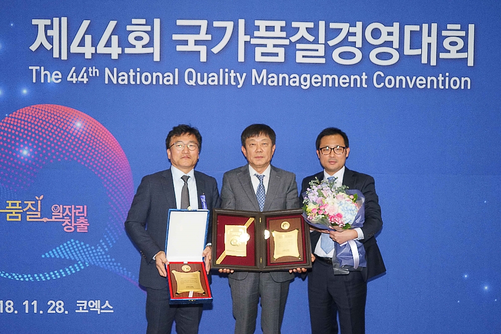 (주)귀뚜라미범양냉방 이영수 대표이사(가운데)가 품질경쟁력 우수기업 11년 연속 수상 후 기념사진을 촬영하고 있다.