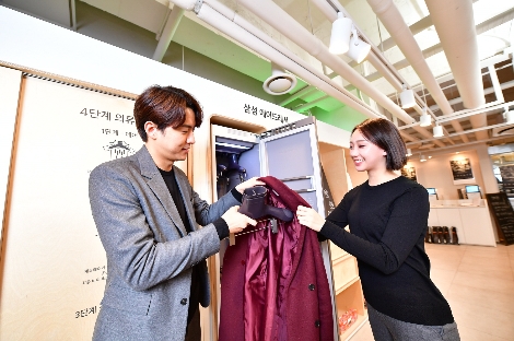 삼성전자의 '더 굿 셰프' 행사장에서 모델이 의류청정기 '에어드레서'를 활용한 '코트룸 서비스'를 홍보하고 있다. (사진=삼성전자)