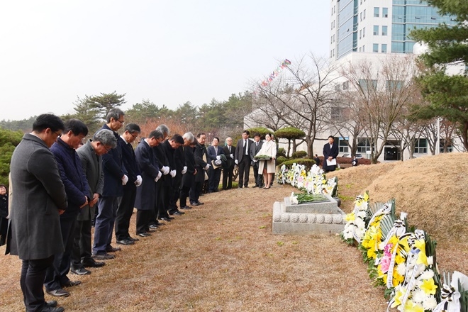 합동추모식 참석자들이 이태영 총장 묘소에서 묵념을 하고 있다.(사진제공=대구대학교)