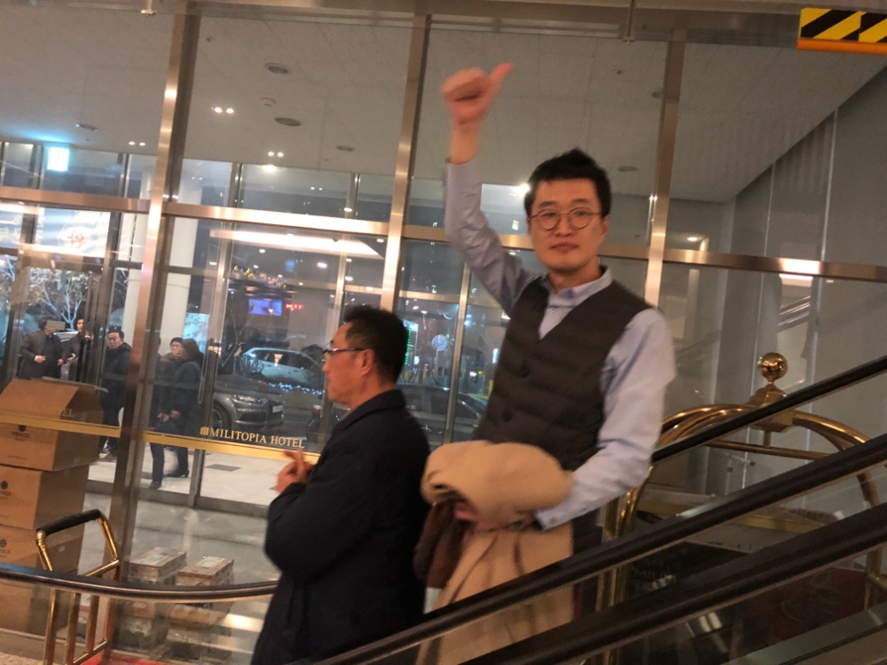 GS건설 관계자가 승리를 확정하고 내려오며 엄지손가락을 치켜들었다.(사진=최영록 기자)