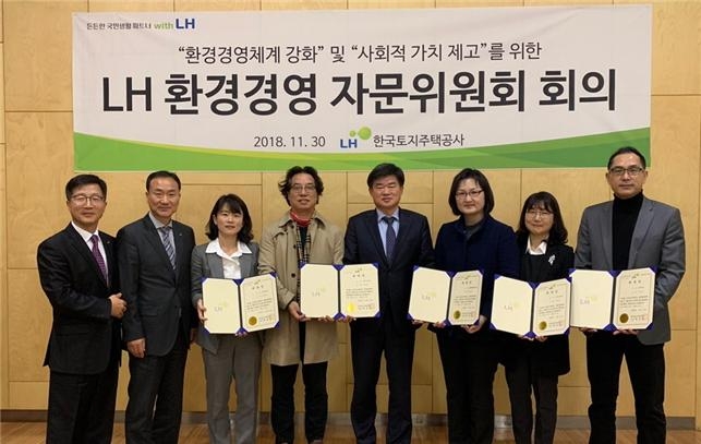 LH 환경경영 자문위원회에 참석한 조현태 LH 스마트도시본부장(왼쪽 5번째), 신지형 녹색법률센터 부소장(왼쪽 3번째), 이상돈 한국환경영향평가학회장(왼쪽 4번째), 문형주 한국환경정책평가연구원 박사(왼쪽 6번째), 조경숙 이화여대 교수(왼쪽 7번째), 이상문 협성대 교수(왼쪽 8번째)가 기념촬영을 하고 있다.(사진=LH)