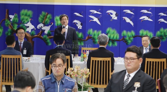 김명수 대법원장이 울산 구내식당에서 당부의 말을 전하고 있다.(사진제공=울산지방법원)