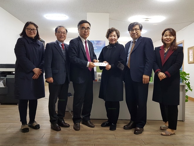 대구지방변호사회 이 담 회장 등이 한국가정법률상담소 대구지부에 성금을 기탁하고 기념촬영.(사진제공=대구지방변호사회)