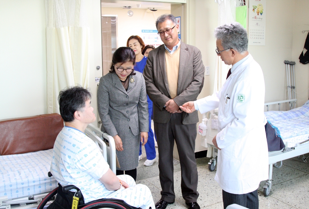 김우경 병원장(사진 오른쪽), 건설산업사회공헌재단 김옥희 사무처장(사진 왼쪽)과 함께 건설재해근로자의 빠른 쾌유를 바라며 위로하고 있다.(사진=반도건설)