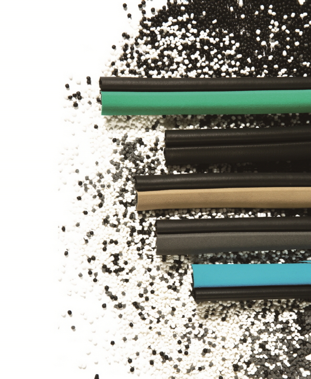 TPE소재로 만든 자동차 호스 내장재.(사진=화승소재)