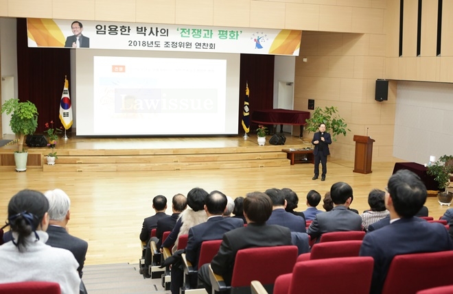 임용한 박사가 강연을 하고 있다.