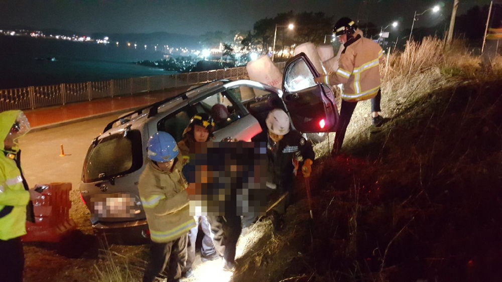 운전자를 구조하고 있다.(사진제공=부산지방경찰청)