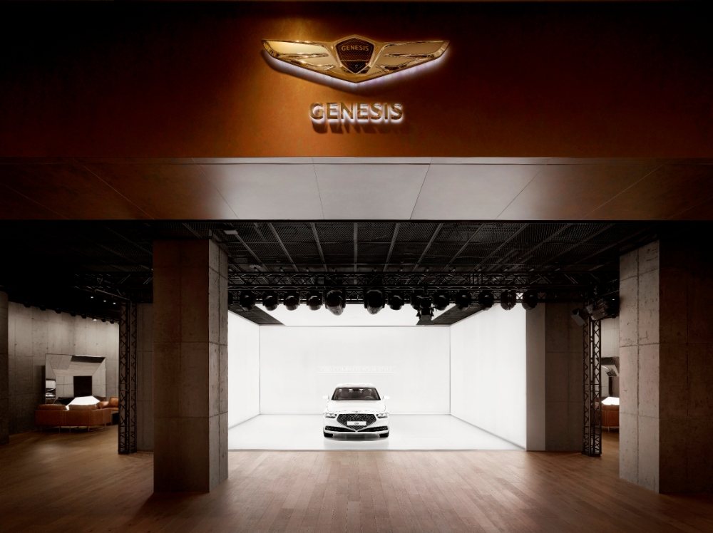 제네시스 스튜디오 중앙에 전시된 G90.(사진=제네시스)