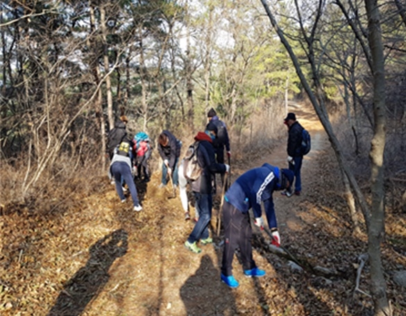 남산 등산로를 정비하고 있다.(사진제공=경주준법지원센터)