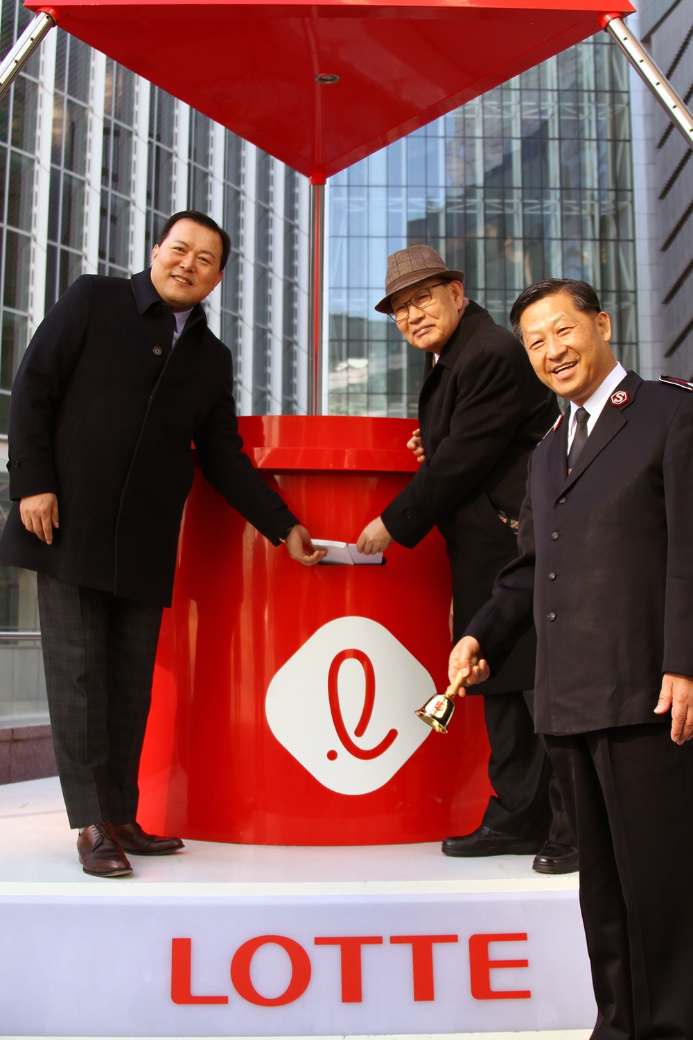 롯데는 12일 잠실 롯데월드타워 야외광장에서 ‘마음온도 37도 캠페인'에 쓰일 5억 원을 한국구세군에 기부했다. 기부금 전달식에 참석한 (오른쪽부터)롯데지주 황각규 부회장, 한국구세군 김필수 사령관, 롯데장학재단 허성관 이사장이 기념촬영을 하고 있다. (사진=롯데)